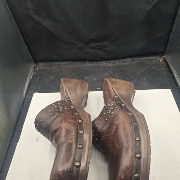 White Mountain Brown Leather Mules with‎ Floral Cutouts - Picture 3 of 7